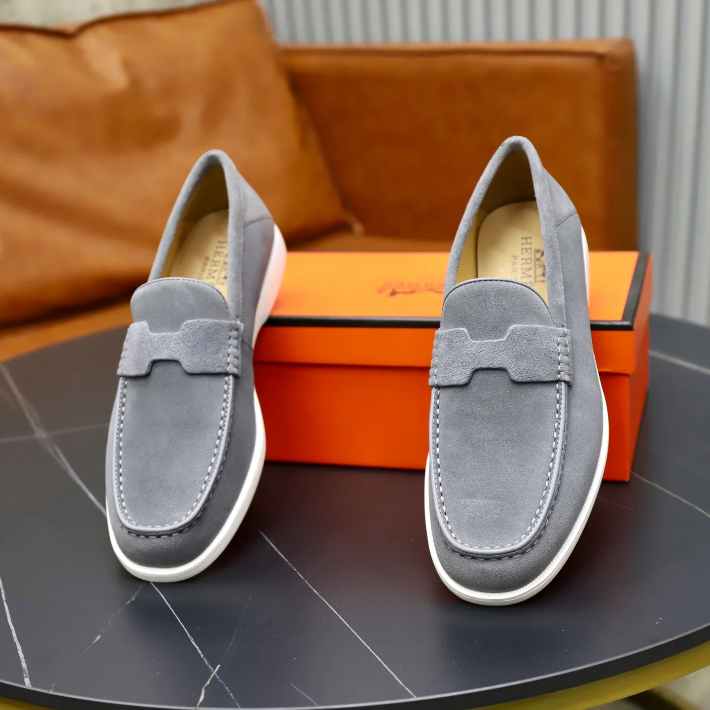 Ex-factory price: 540💰Hermès/Hermès slip-on men's shoes. This shoe is made of imported cow suede leather, with simple and smooth lines, and a 3CM rubber foam ultra-light sole combined with aerodynamic design! Youthful and fashionable, H button decoration, contrasting leather embellishment on the heel, calf lining to gently wrap your feet, with embossed logo cowhide feet, leather rock strips, casual and urban style, highlighting youthful vitality, sports and leisure version, super versatile Size number: 38-39-40-41-42-43-44 Standard leather shoe size (45 can be customized but does not support returns)